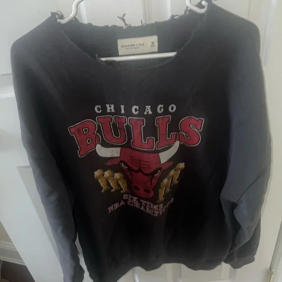 Abercrombie Fitch Chicago Bulls Crewneck Sweater